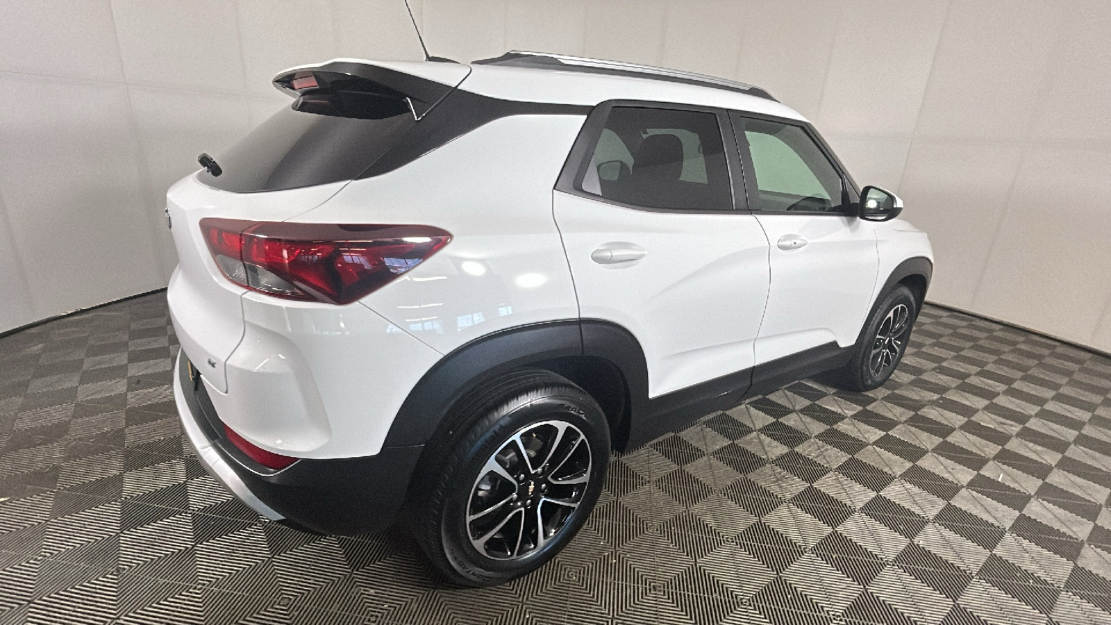 Used 2025 Chevrolet TrailBlazer LT FWD image 3