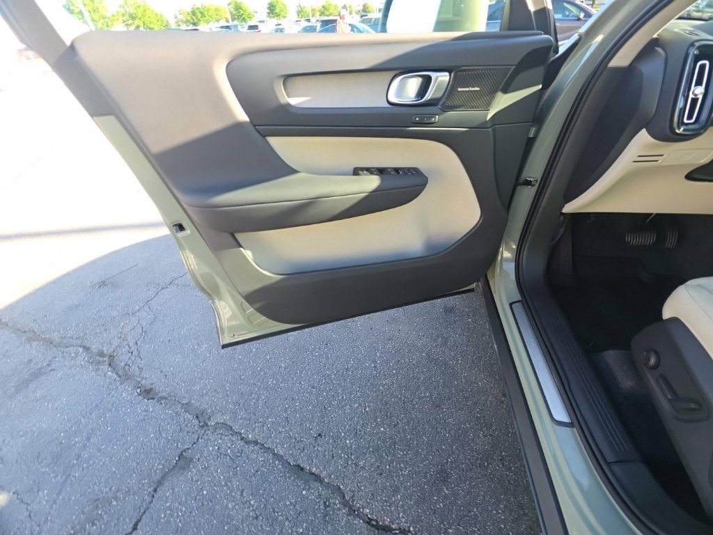Used 2023 Volvo XC40 B5 Ultimate w/ Protection Package Premier AWD/4WD image 13