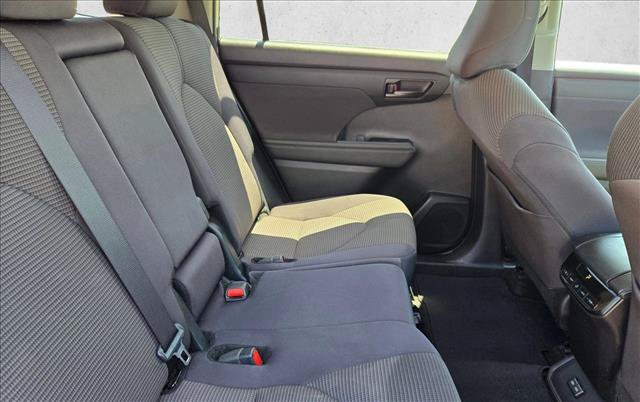 Used 2024 Toyota Highlander LE AWD/4WD image 19