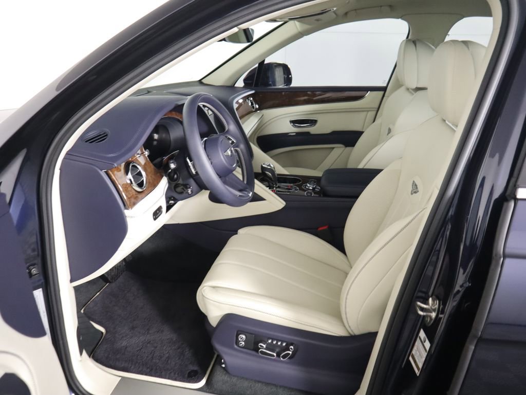 Used 2025 Bentley Bentayga image 20