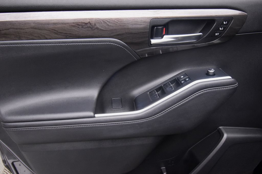 Used 2020 Toyota Highlander Platinum AWD/4WD image 28