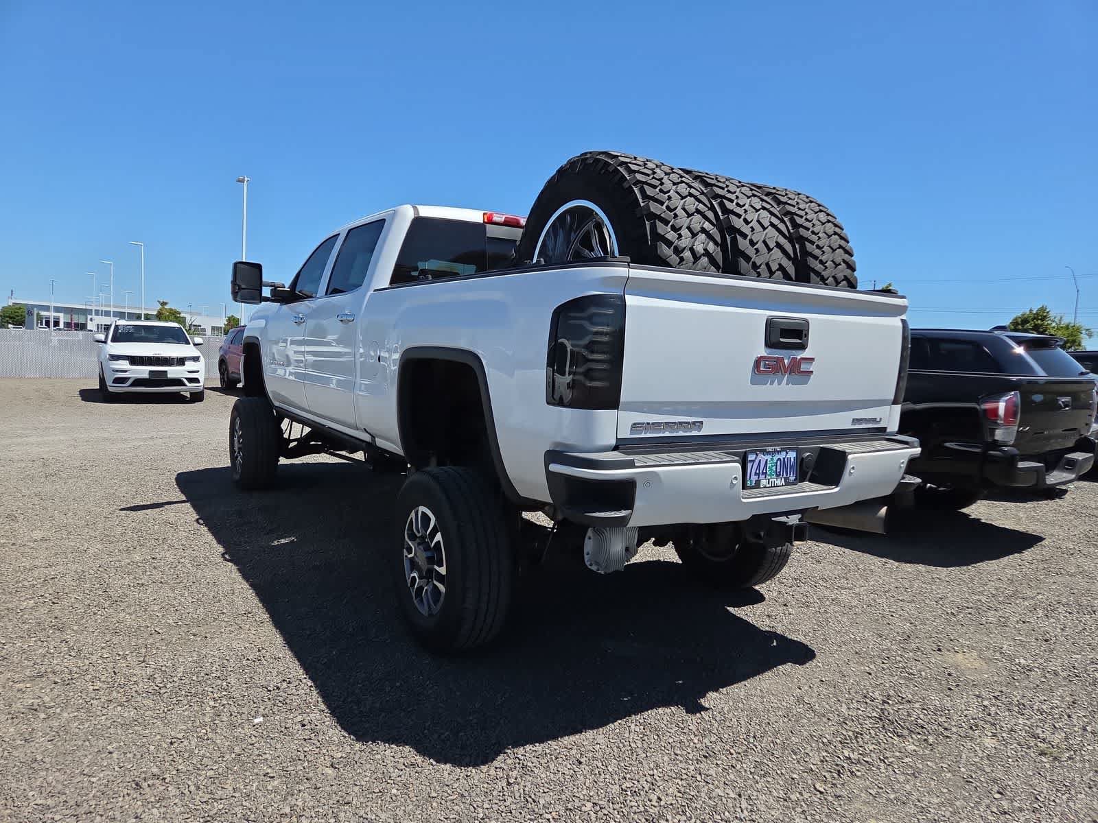 Used 2019 GMC Sierra 2500 Denali w/ Duramax Plus Package AWD/4WD image 11