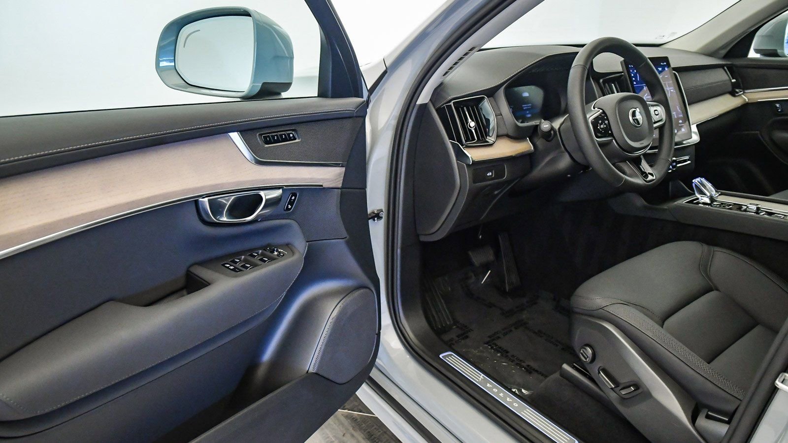 Certified 2025 Volvo XC90 B6 Core w/ Protection Package Premier image 25