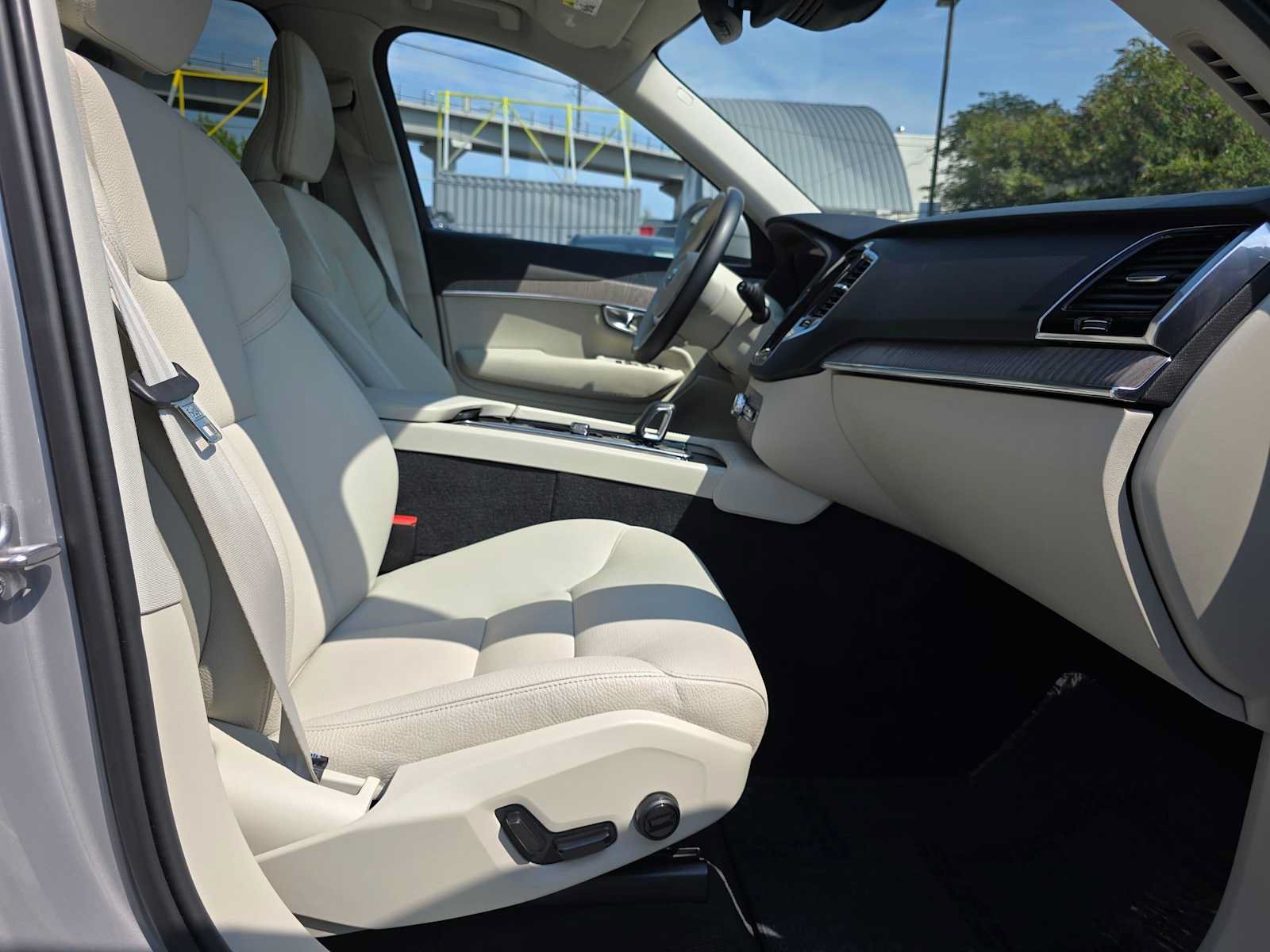 Certified 2023 Volvo XC90 T8 Plus AWD/4WD image 11