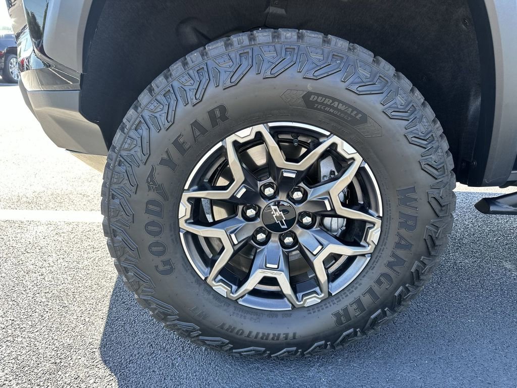 Used 2025 Chevrolet Colorado ZR2 w/ Technology Package AWD/4WD image 16