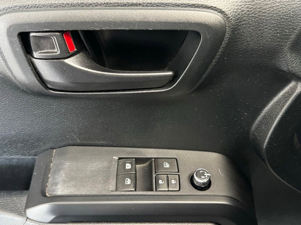 Used 2017 Toyota Tacoma SR RWD image 12