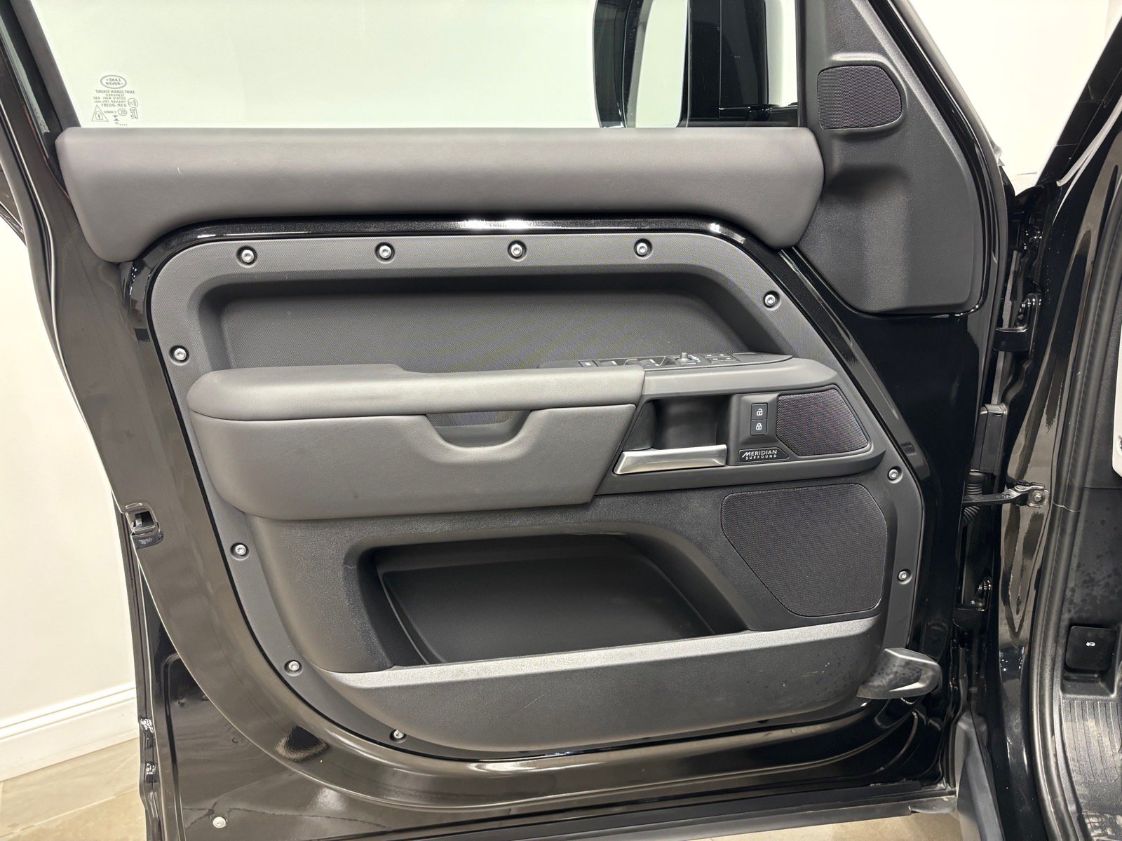 New 2025 Land Rover Defender 130 X-Dynamic SE AWD/4WD image 25