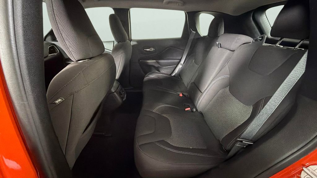 Used 2021 Jeep Cherokee Latitude FWD image 25