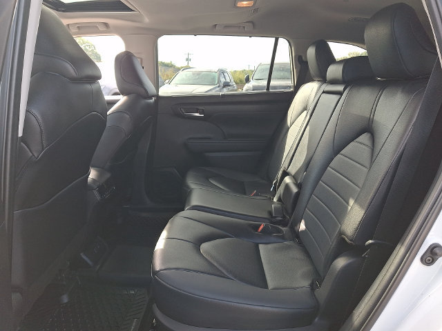 Used 2025 Toyota Highlander XLE AWD/4WD image 17