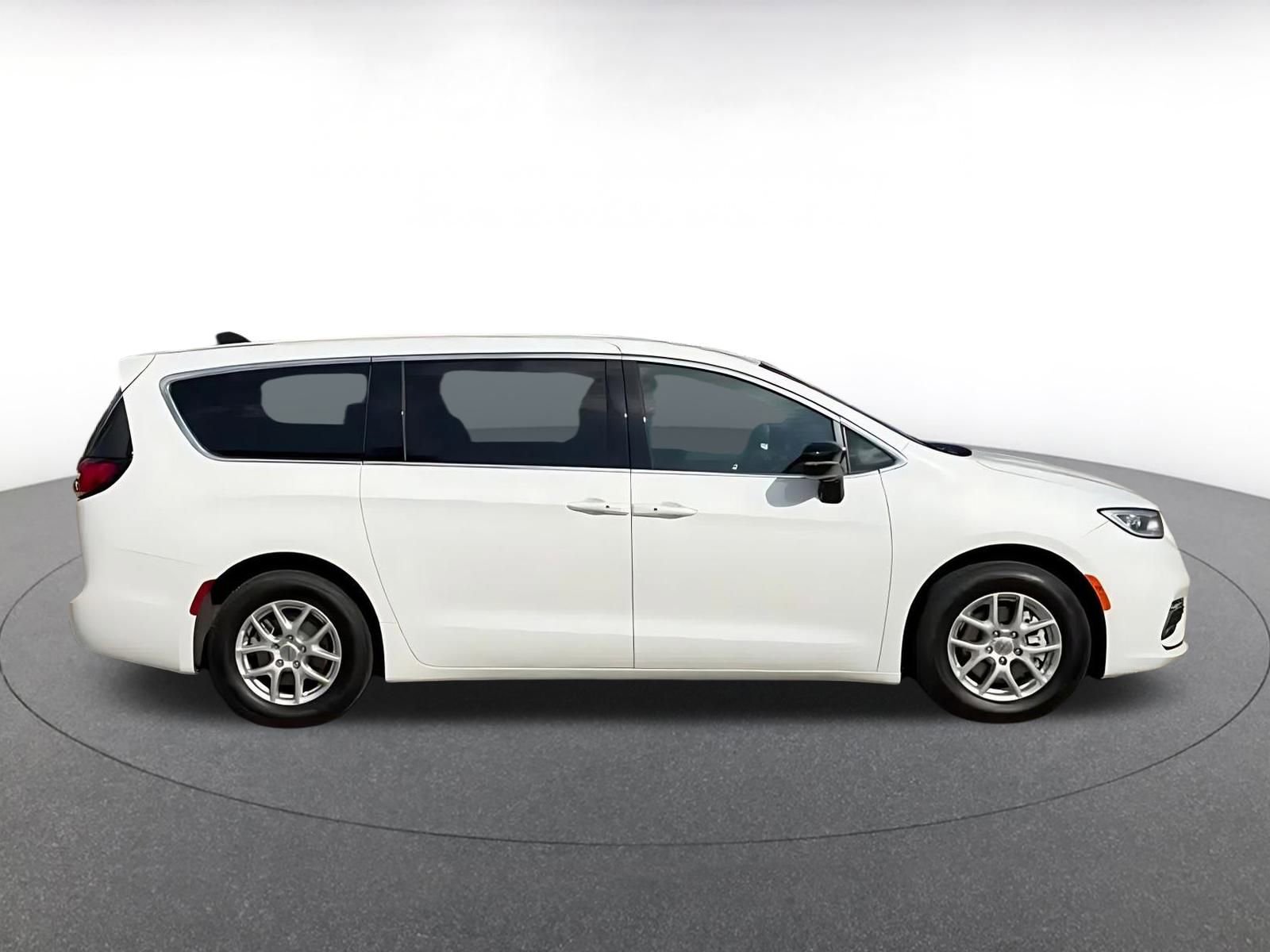 Used 2025 Chrysler Pacifica Select image 16