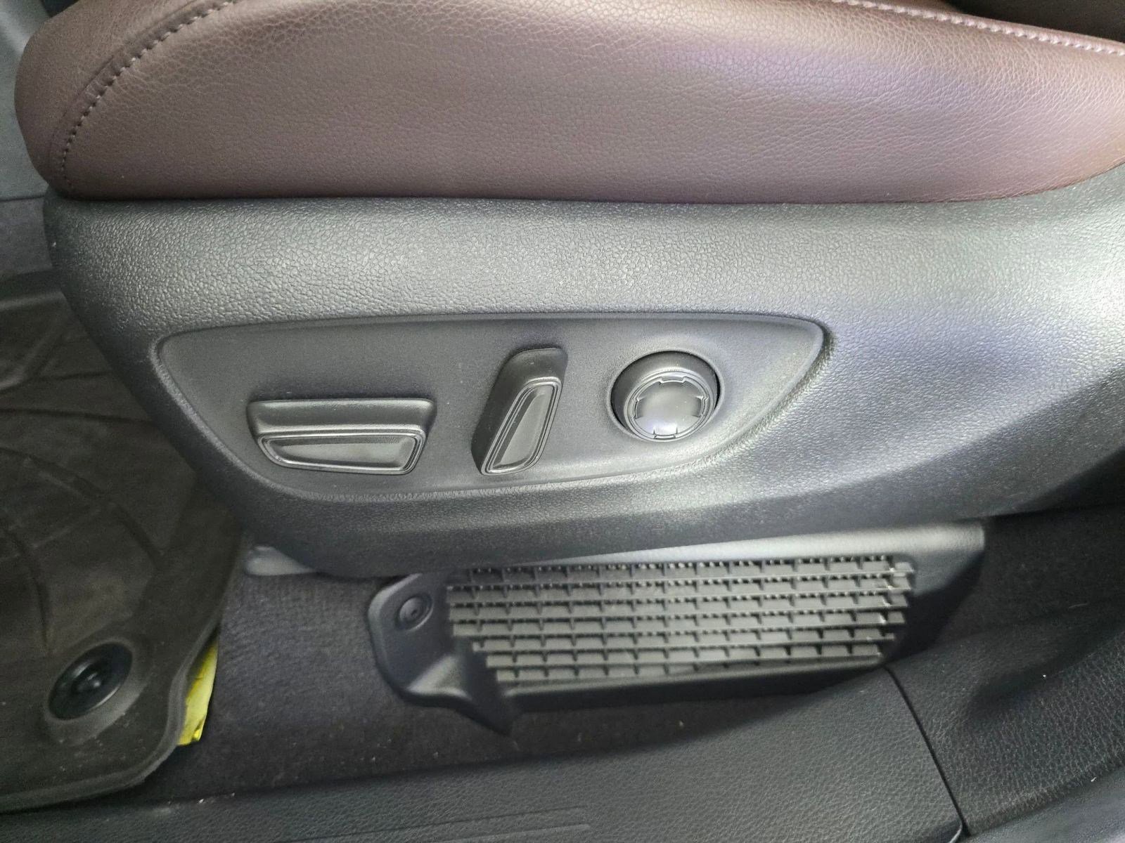 Used 2024 Toyota Sienna Platinum image 13