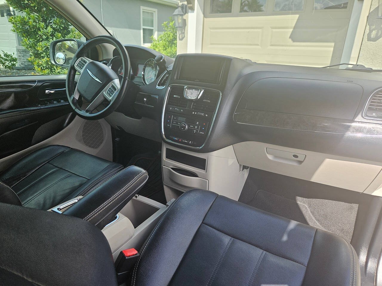 Used 2016 Chrysler Town & Country Touring FWD image 21