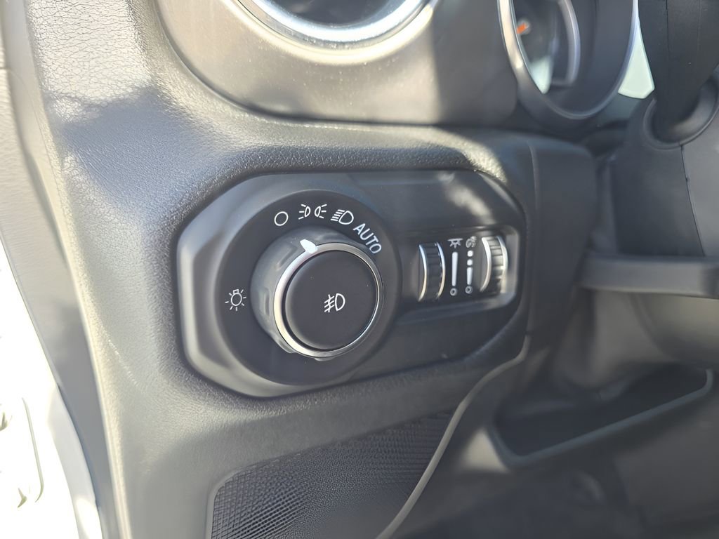 Used 2018 Jeep Wrangler Unlimited Sahara w/ Cold Weather Group image 18