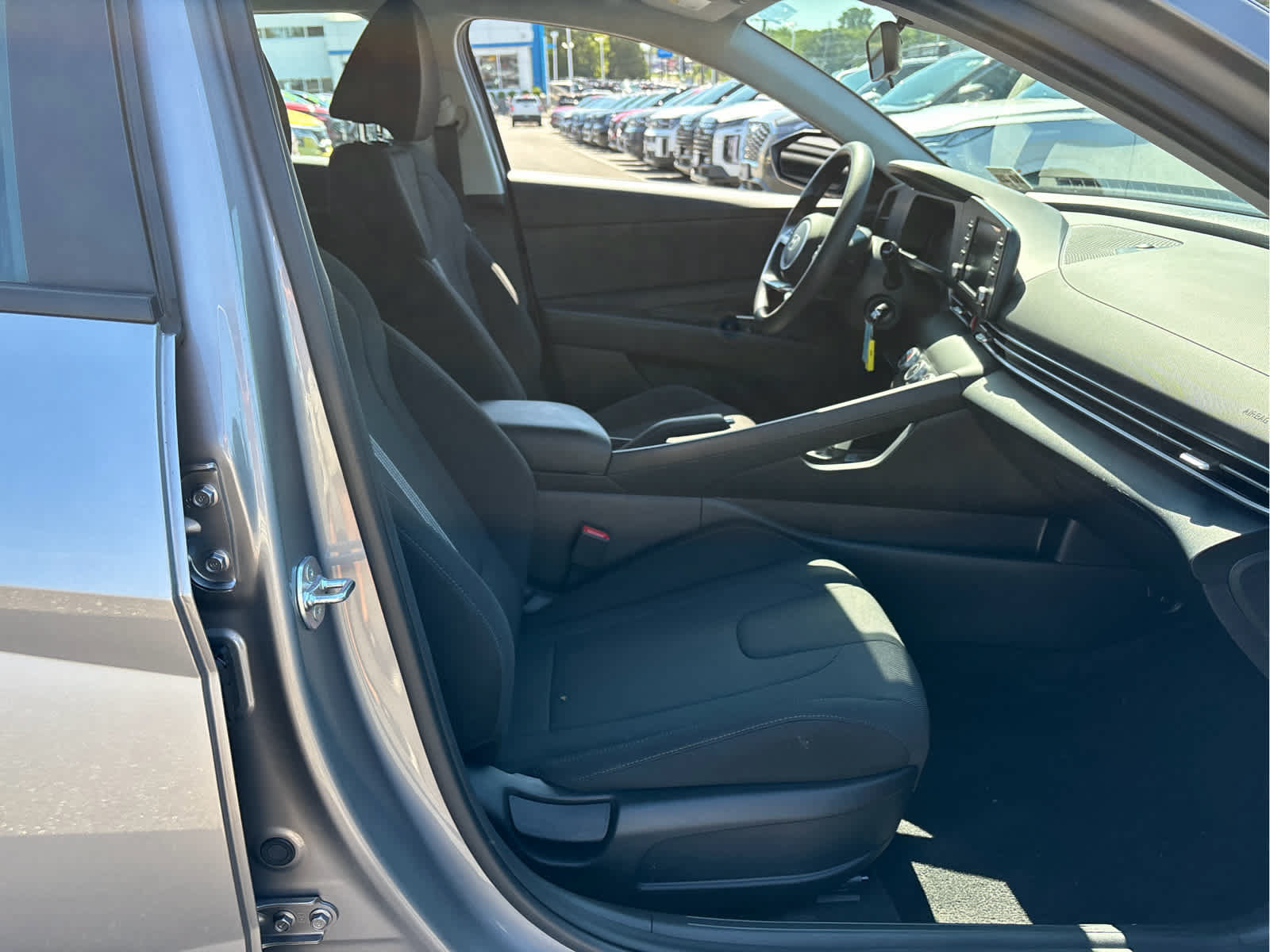 Used 2025 Hyundai Elantra SE FWD image 21
