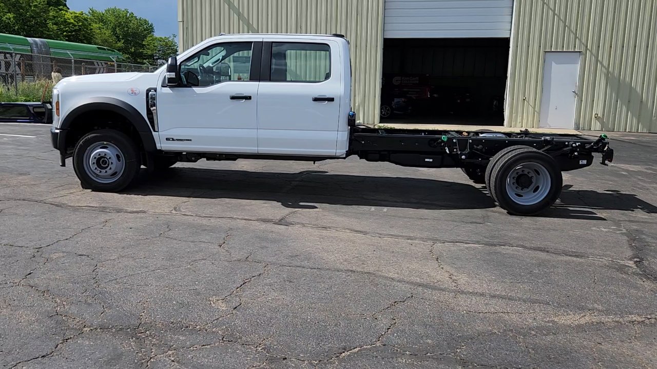 New 2025 Ford F550 4x4 Crew Cab image 4