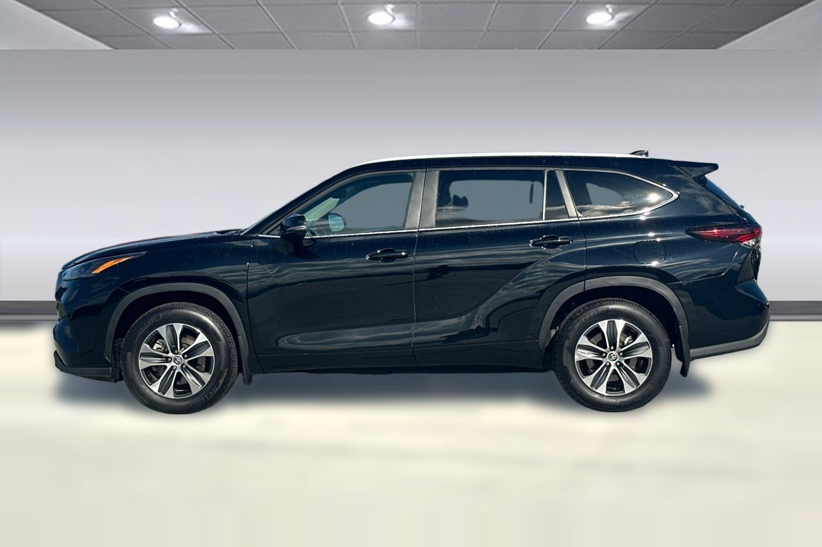Used 2026 Toyota Highlander XLE AWD/4WD image 2