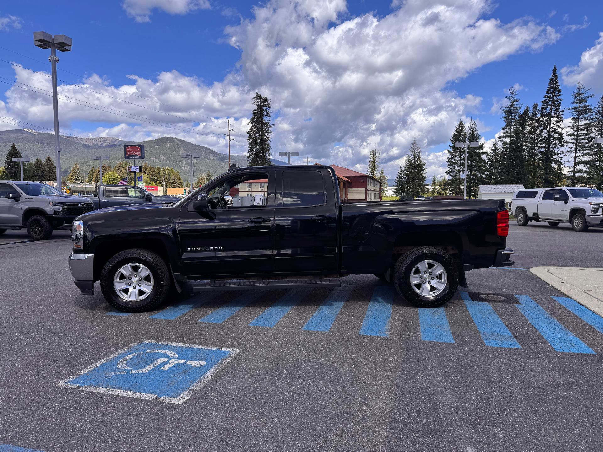 Used 2017 Chevrolet Silverado 1500 LT w/ All Star Edition AWD/4WD image 4