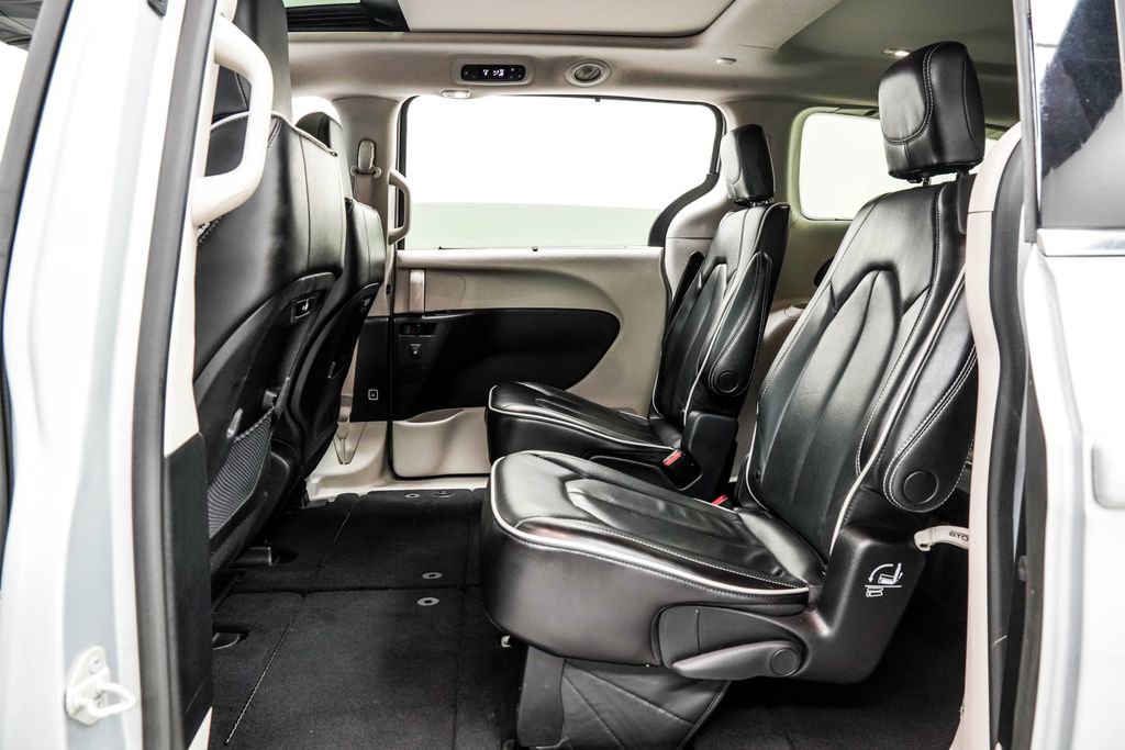 Used 2023 Chrysler Pacifica Limited FWD image 18