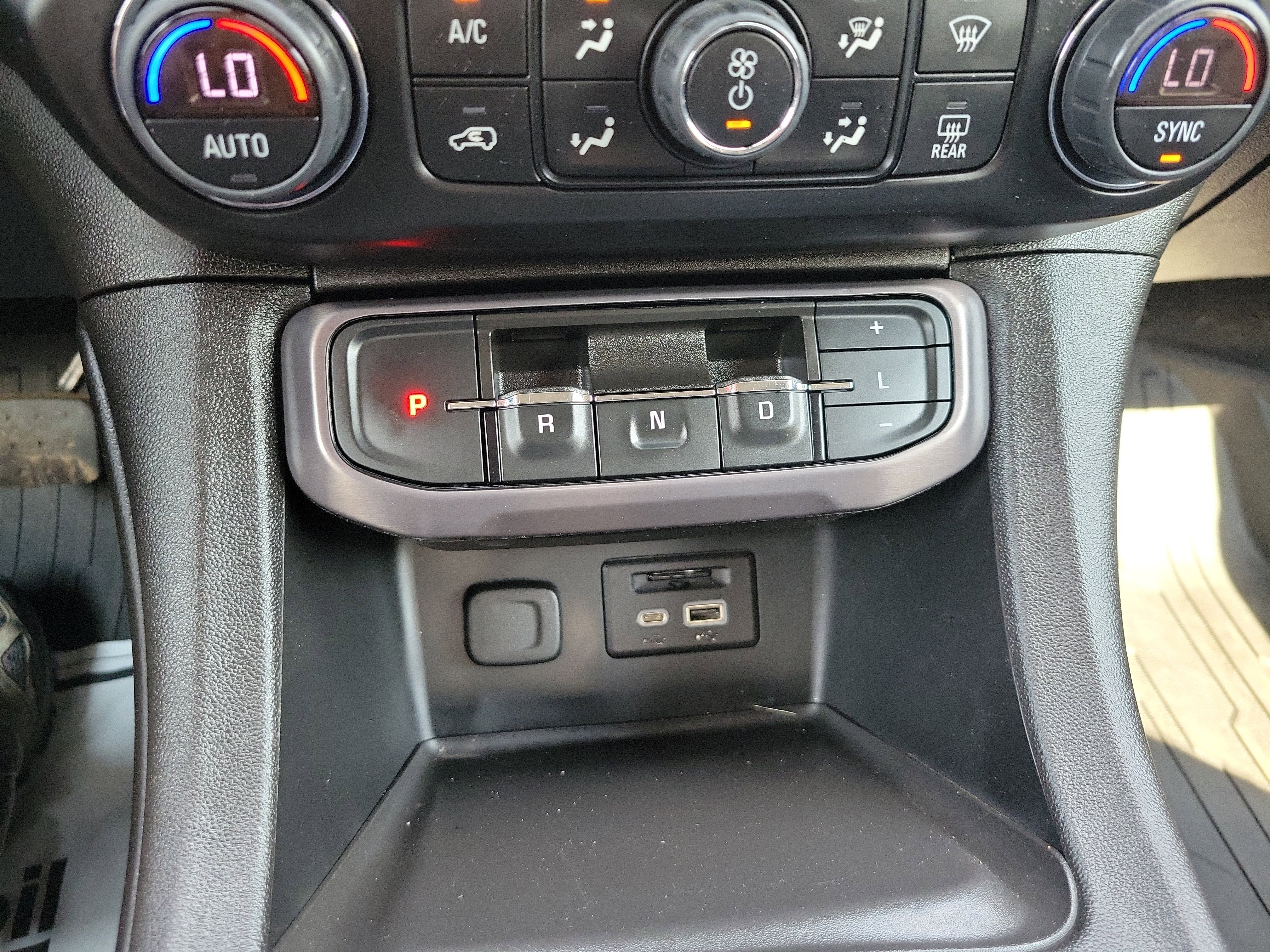 Used 2022 GMC Acadia AT4 w/ Technology Package AWD/4WD image 25