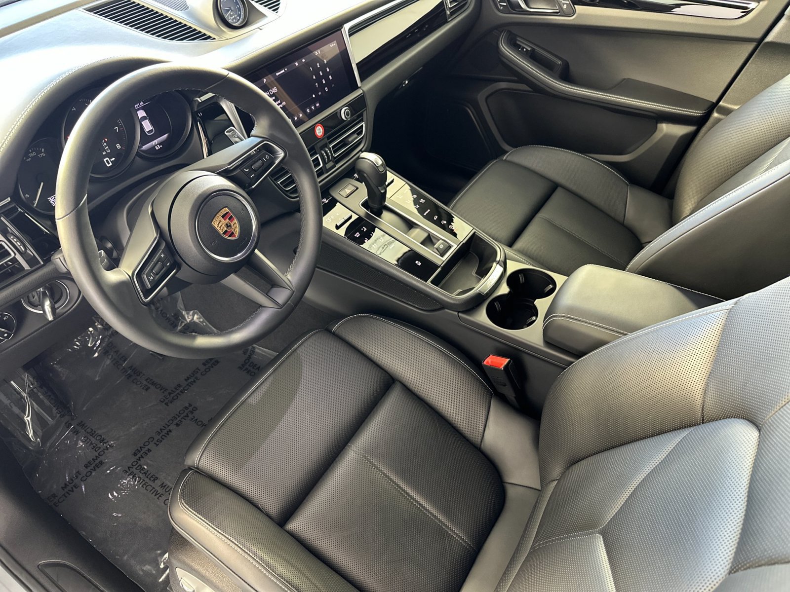 Certified 2025 Porsche Macan AWD/4WD image 4