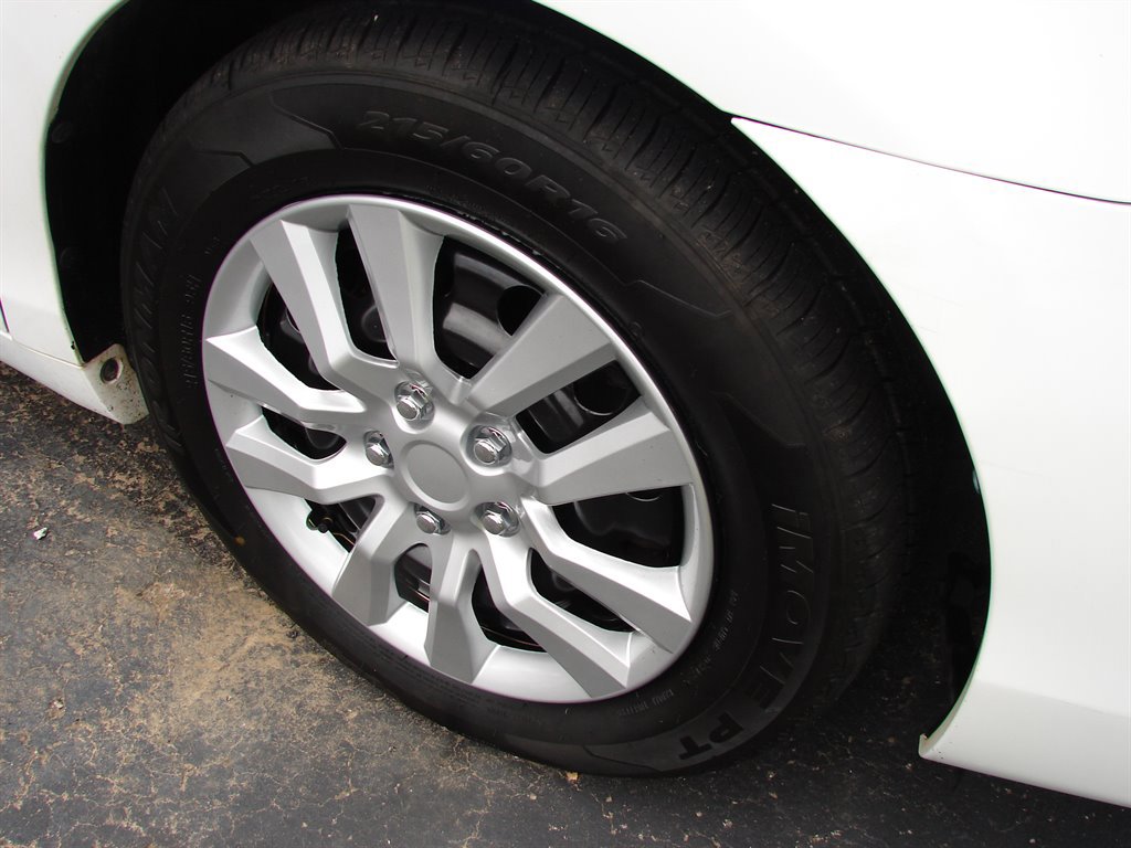 Used 2010 Toyota Camry LE image 3