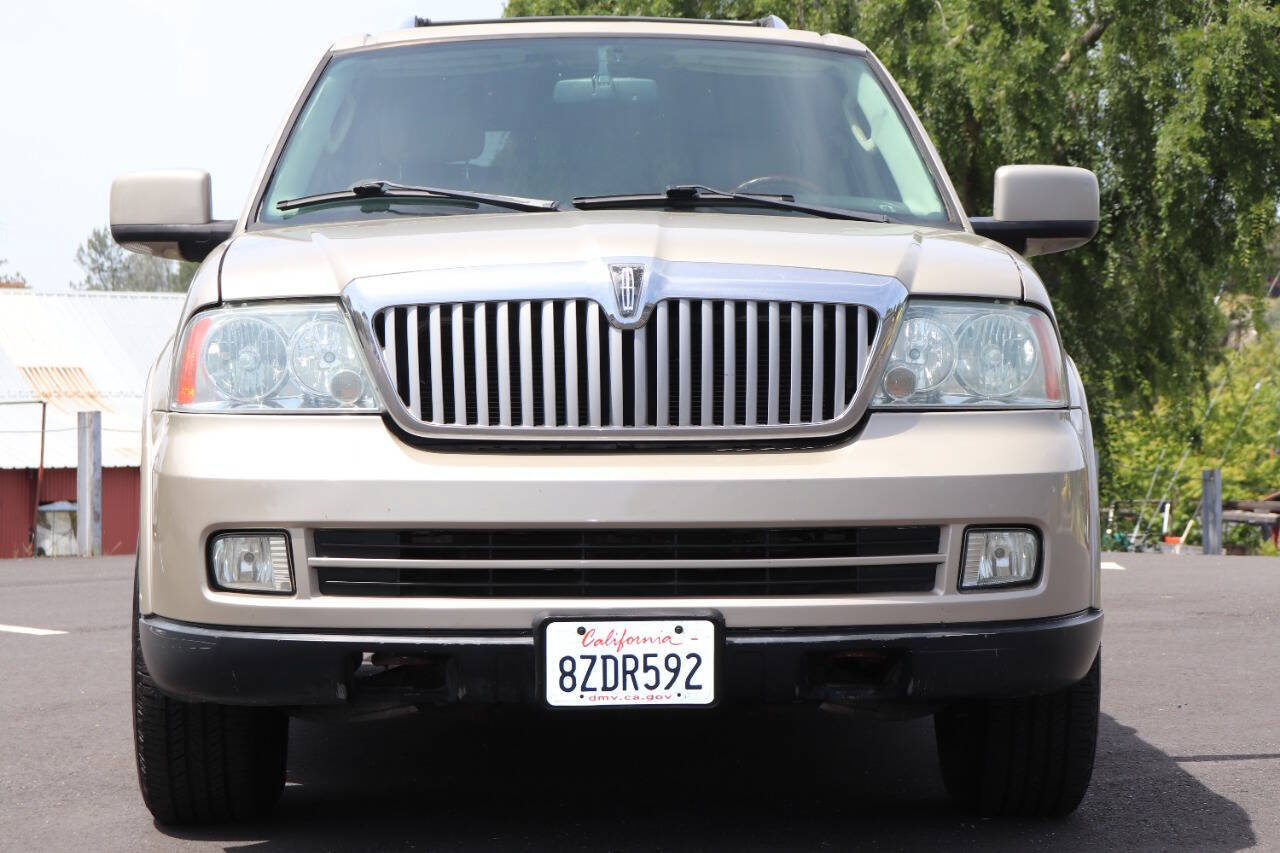 Used 2006 Lincoln Navigator Luxury RWD image 3