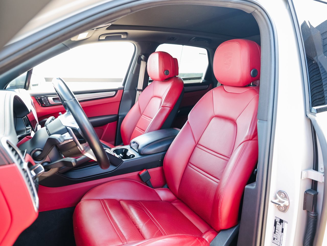 Certified 2022 Porsche Cayenne Platinum Edition image 5