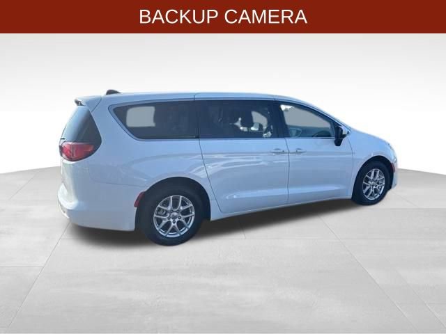 Used 2023 Chrysler Voyager LX image 8