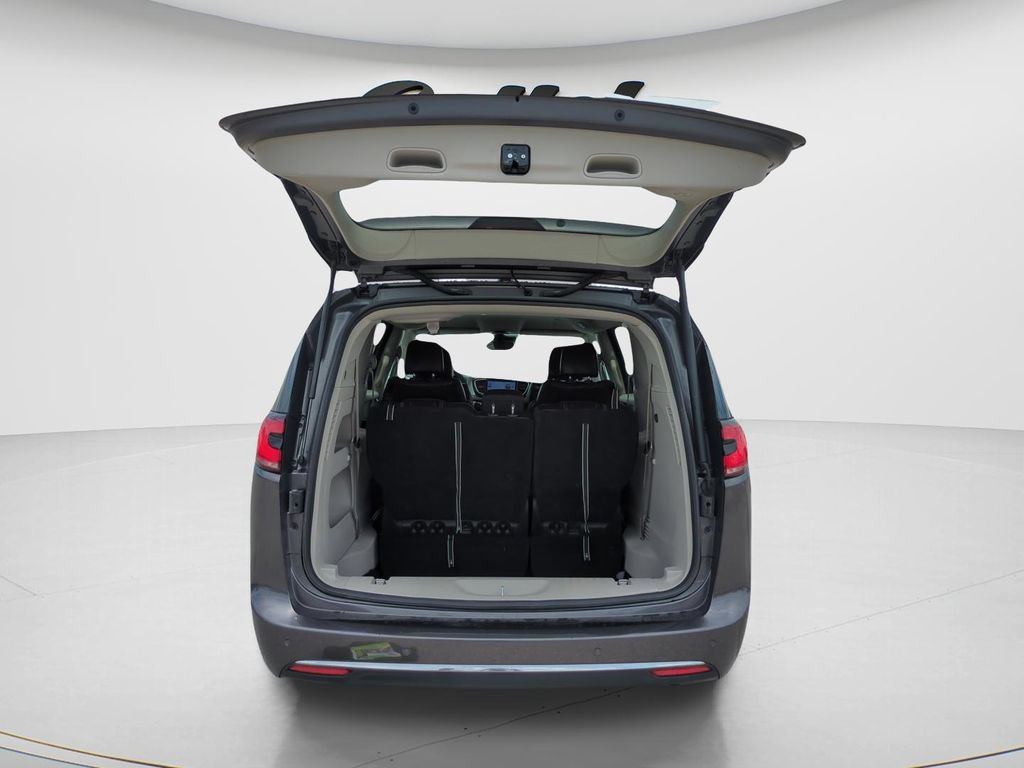 Used 2023 Chrysler Pacifica Touring-L FWD image 9