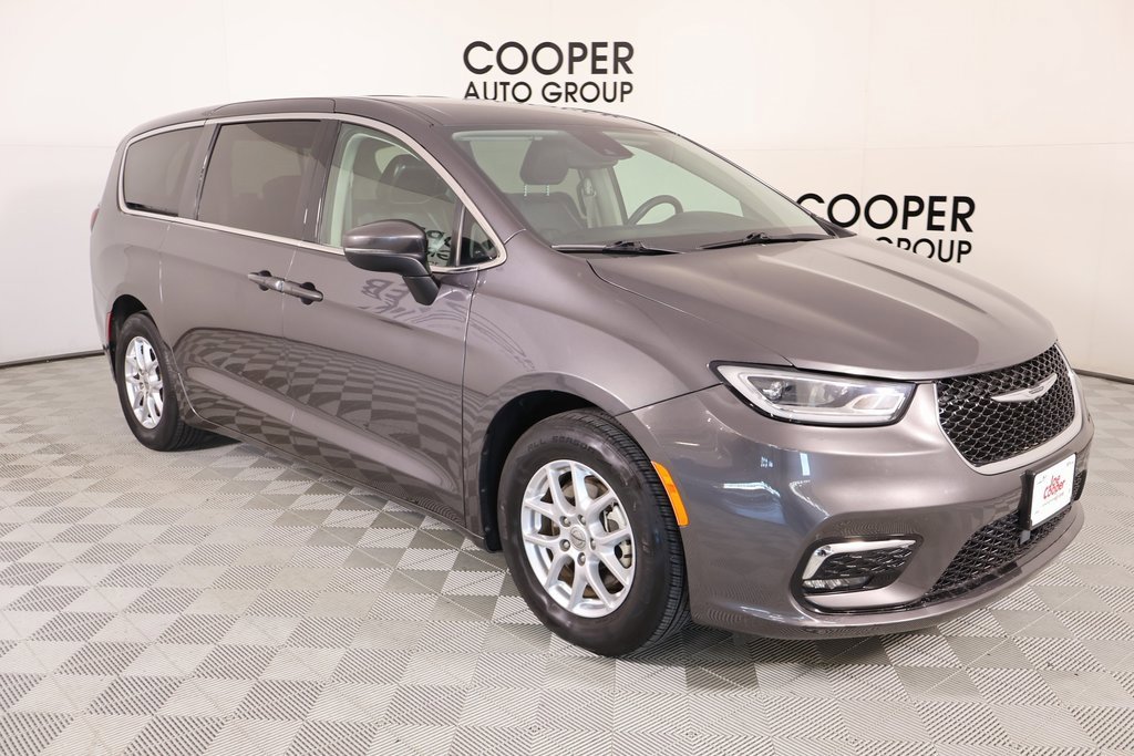Used 2023 Chrysler Pacifica Touring-L image 1