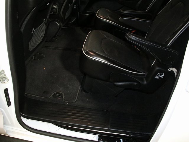 Used 2025 Chrysler Pacifica Limited image 27