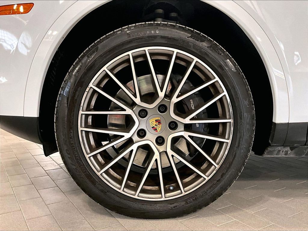 Certified 2023 Porsche Cayenne Platinum Edition image 14