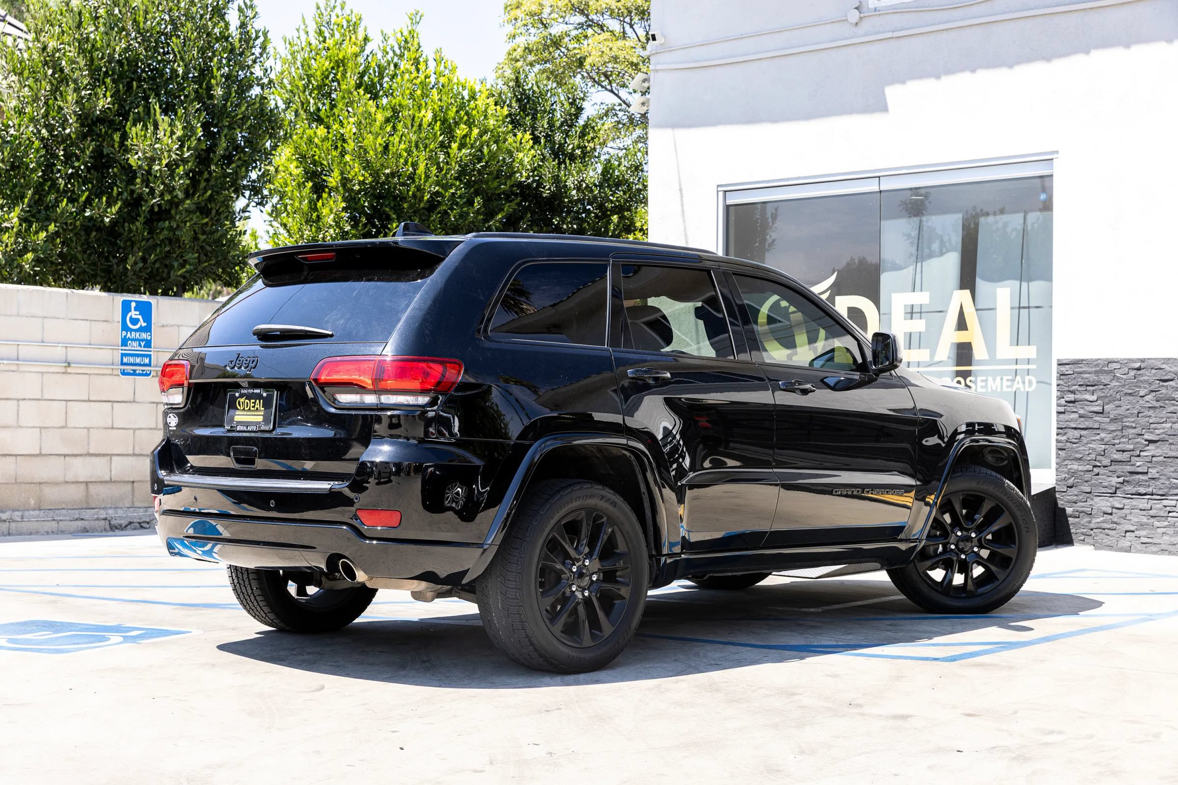 Used 2020 Jeep Grand Cherokee Altitude AWD/4WD image 4