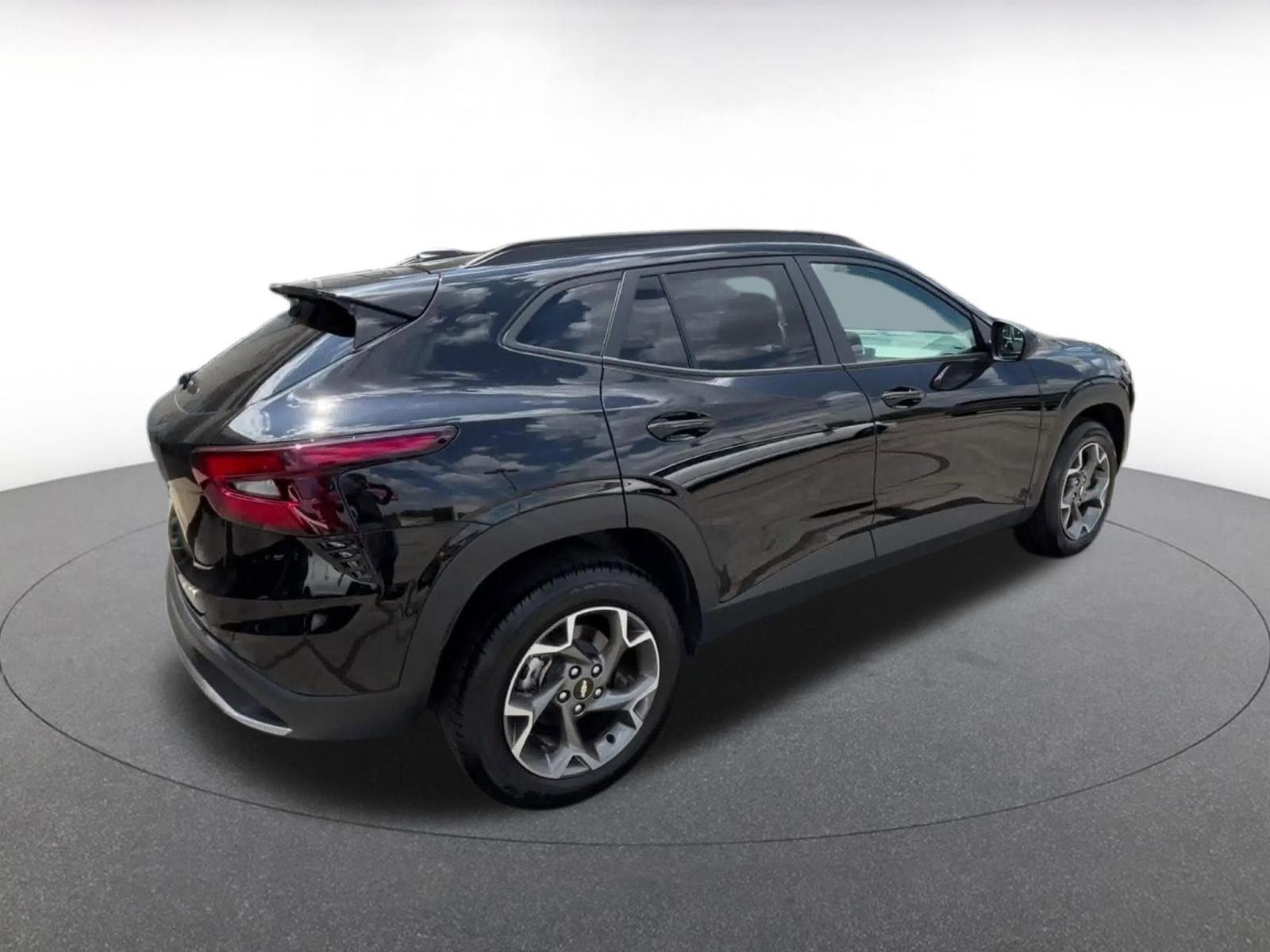 Used 2025 Chevrolet Trax LT FWD image 15