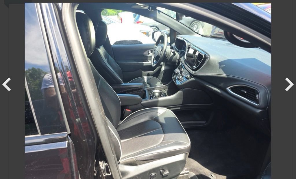 Used 2025 Chrysler Pacifica Limited FWD image 14