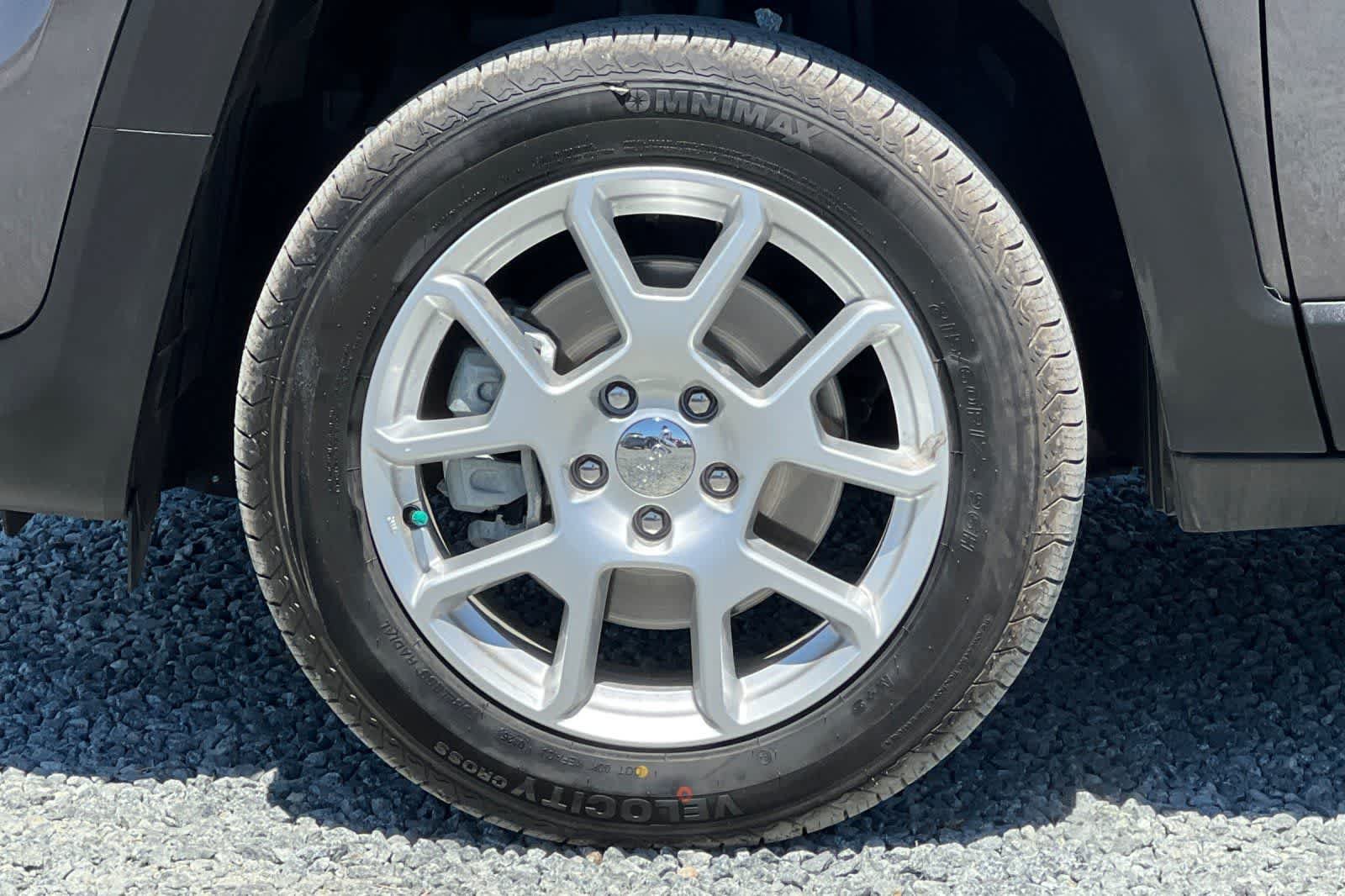 Used 2020 Jeep Renegade Latitude w/ UConnect 8.4 Nav Group AWD/4WD image 36