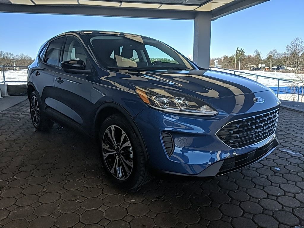 Used 2022 Ford Escape SE w/ SE Sport Appearance Package image 4