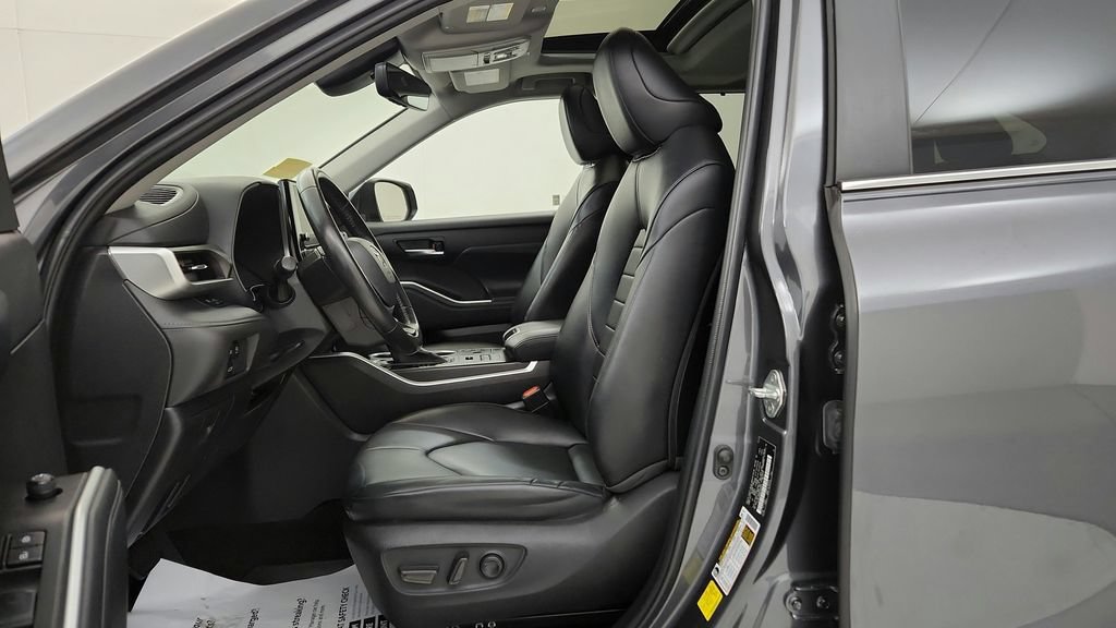 Used 2023 Toyota Highlander XLE AWD/4WD image 23