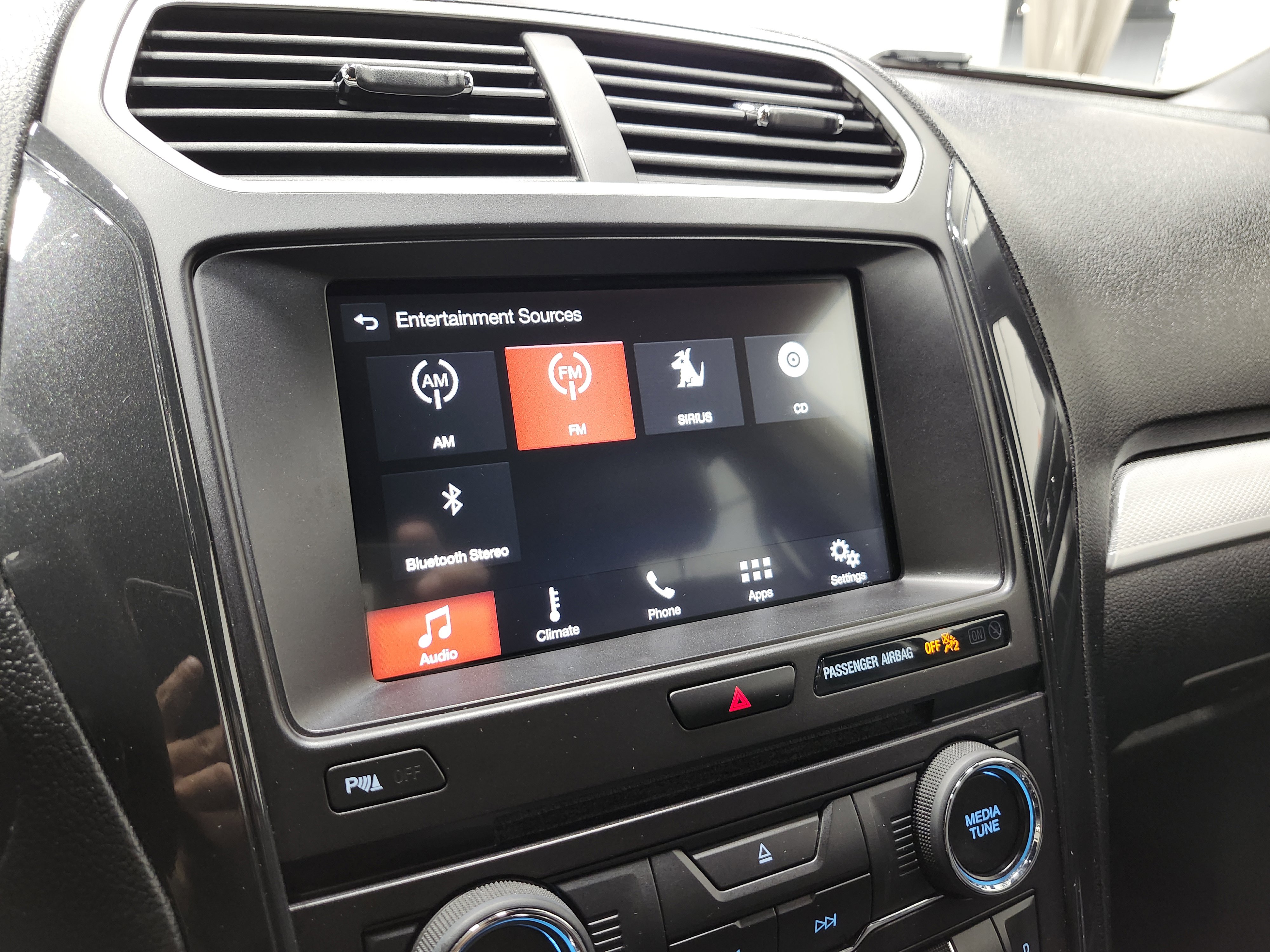 Used 2017 Ford Explorer XLT w/ Equipment Group 202A FWD image 4