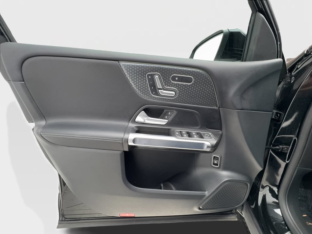 Used 2025 Mercedes-Benz GLB 250 4MATIC image 19