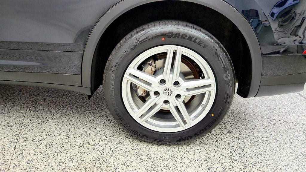 Used 2017 Porsche Cayenne S w/ Premium Package AWD/4WD image 9