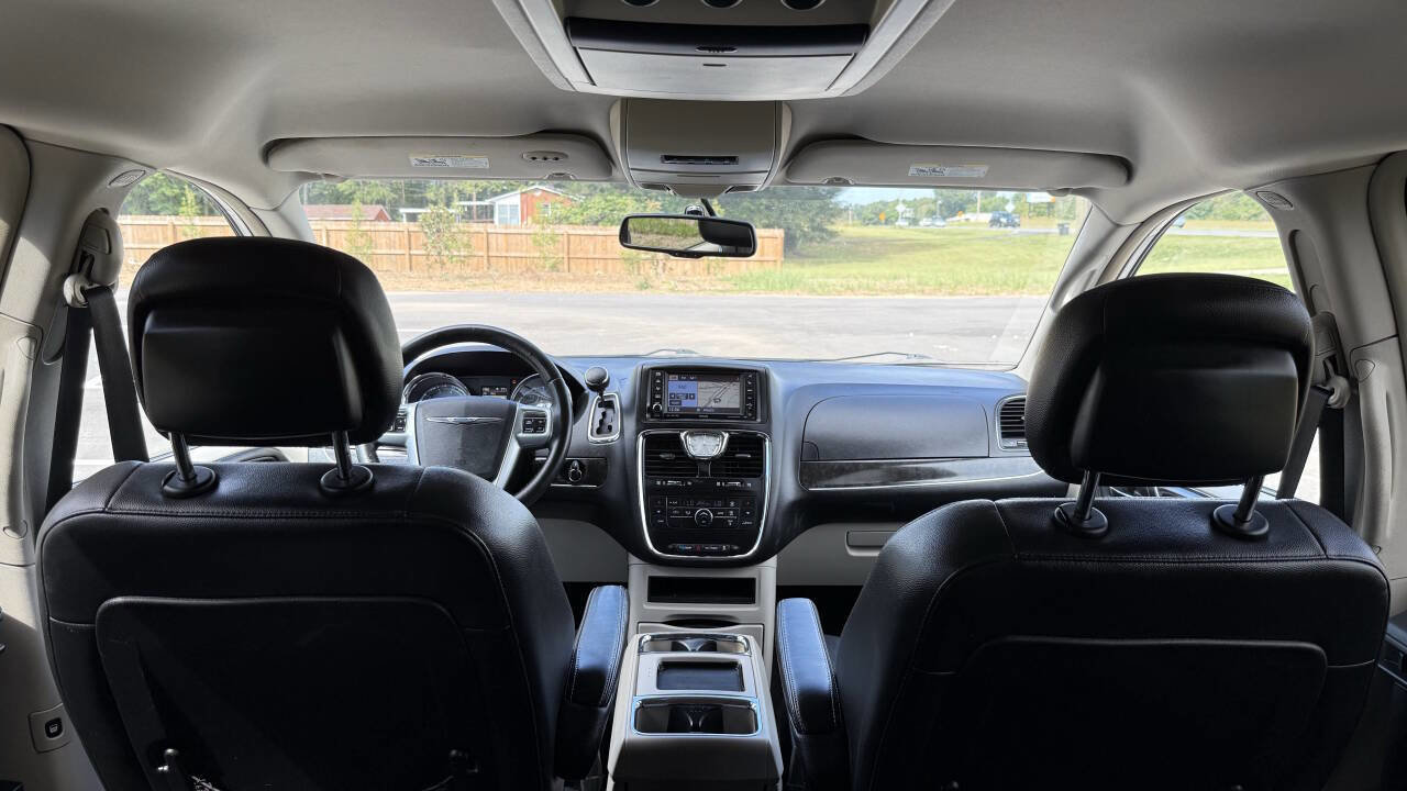 Used 2013 Chrysler Town & Country Touring image 18