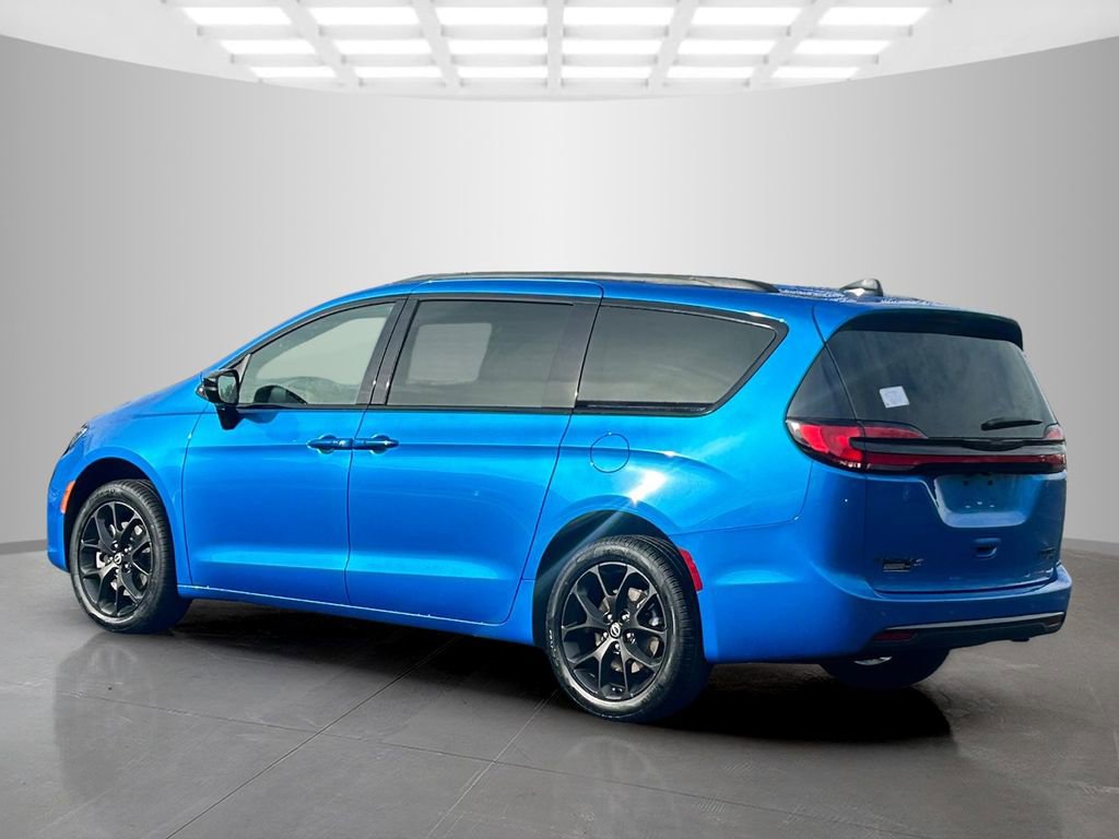 New 2026 Chrysler Pacifica Limited w/ S Appearance Package image 3