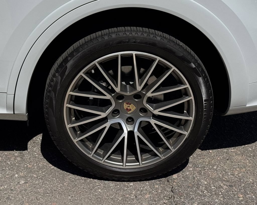 Used 2023 Porsche Cayenne Platinum Edition AWD/4WD image 12