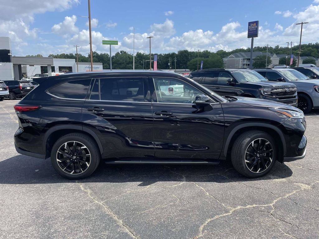 Used 2021 Toyota Highlander Limited FWD image 2