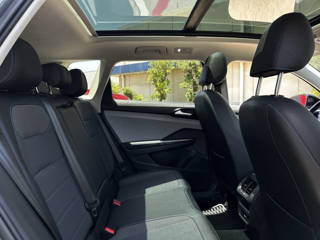 Used 2024 Volkswagen Taos SE w/ MDO Package FWD image 31