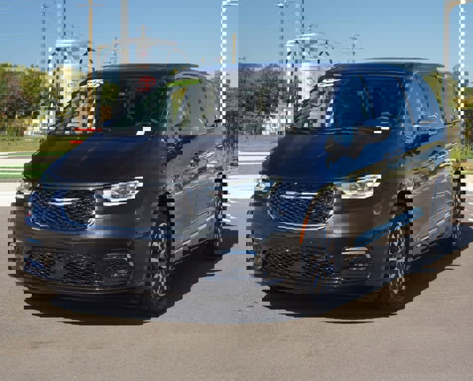 Used 2022 Chrysler Pacifica Limited w/ Uconnect Theater Family Group image 27