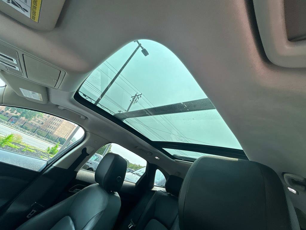 Used 2017 Jaguar F-PACE Premium image 20