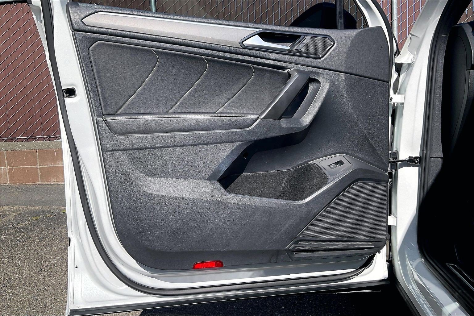 Certified 2022 Volkswagen Tiguan SE R-Line FWD image 22