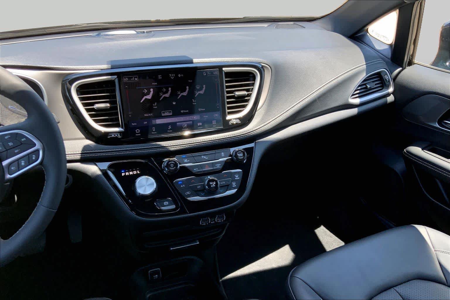 Used 2025 Chrysler Pacifica Select FWD image 7